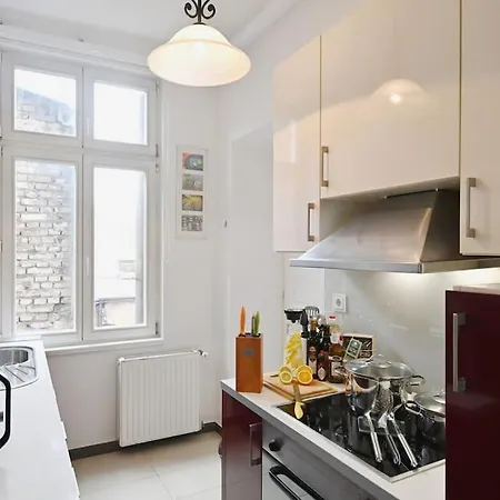 Luxury Urban Oasis Center Daire