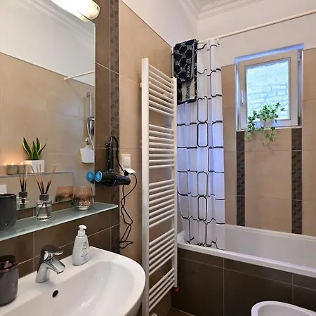 Luxury Urban Oasis Center Daire